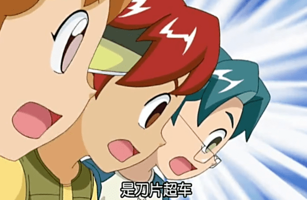 文山一路口现"刀片超车",惊呆路人……_车神