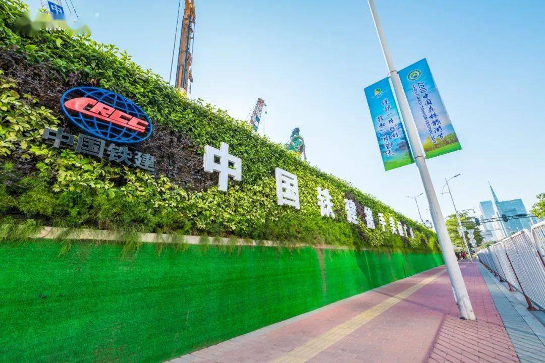 经典鉴赏广州中和广场围挡垂直绿化项目