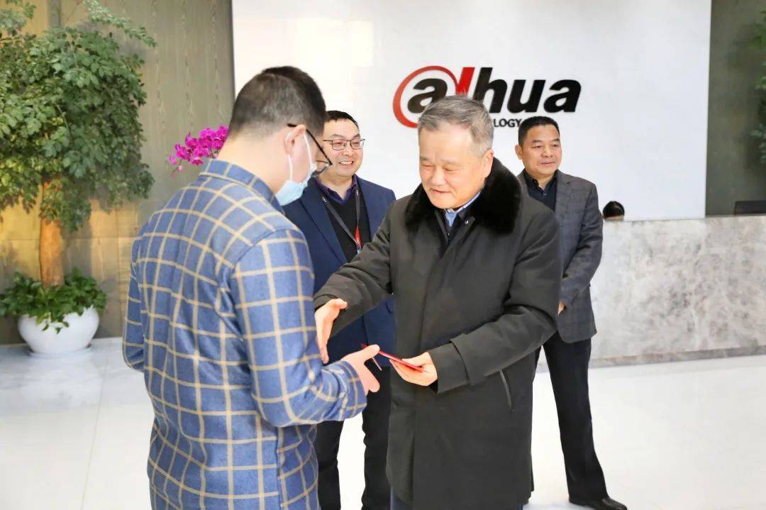 走亲连心三服务郑荣胜到富阳慰问劳模工匠和困难职工