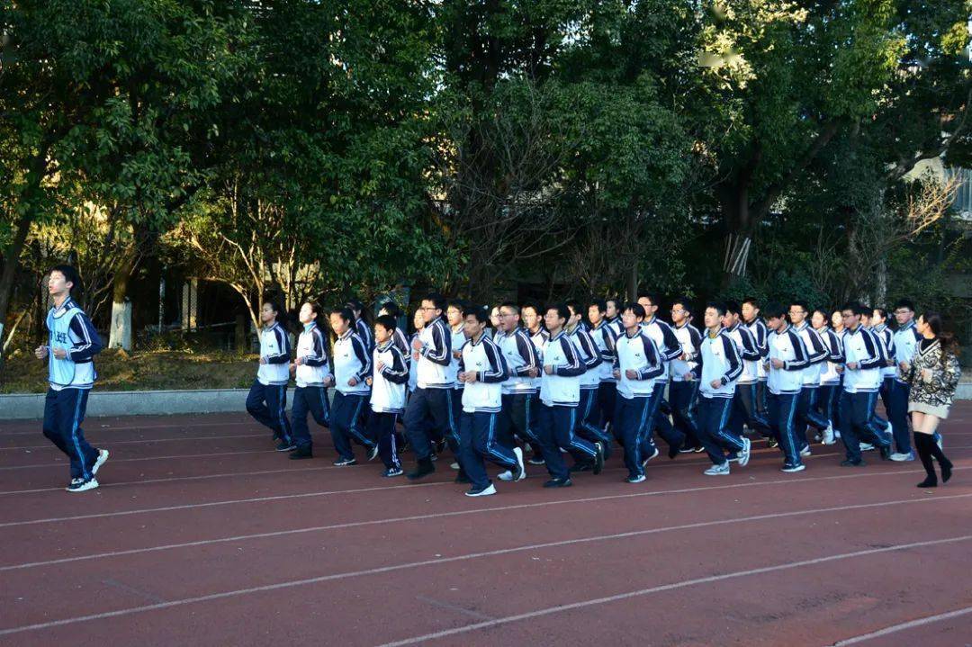 高风中学初中部举行迎新跑操比赛