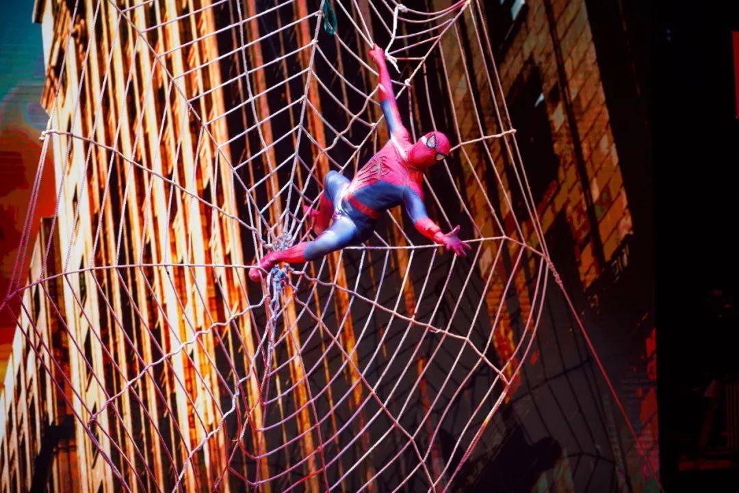 真人版蜘蛛侠高空飞檐走壁皮吊双生子惊艳演绎镜中幻像