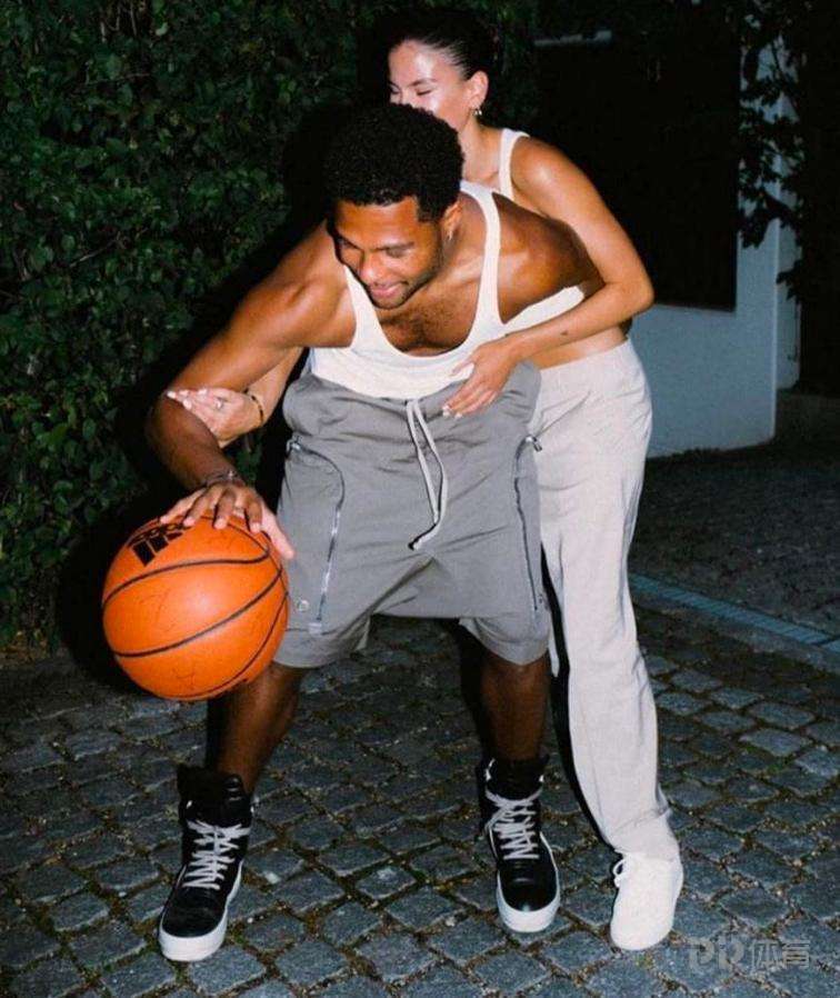 怀孕却被赶出别墅格纳布里与女友冲突惊动警察两人目前已分居