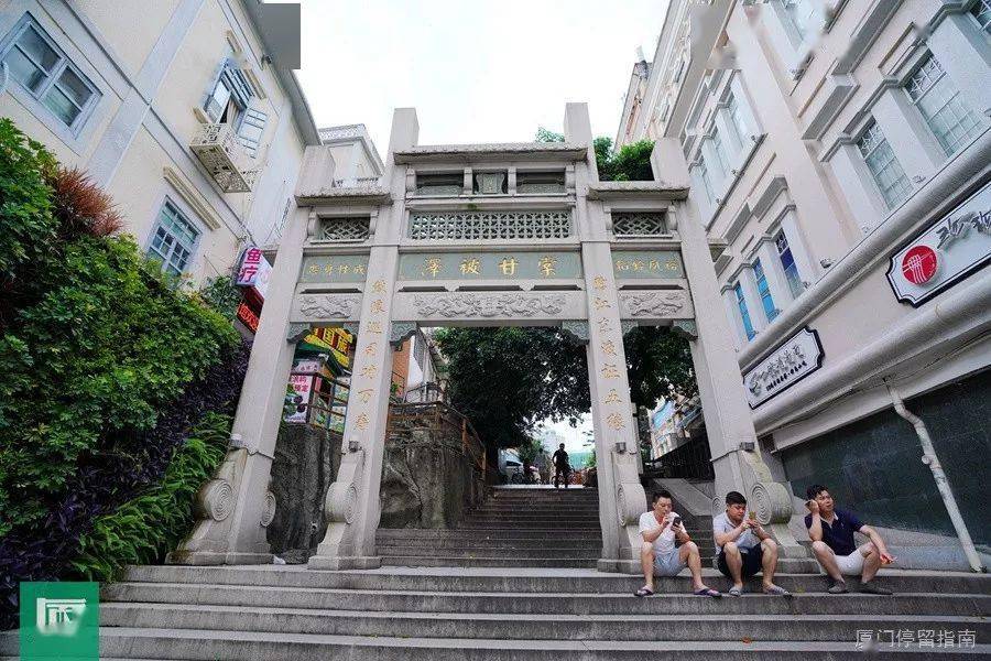 鹭江东渡证五缘"的坊联和"鼓浪巡司功万寿"泽被甘棠"的牌坊厦门因