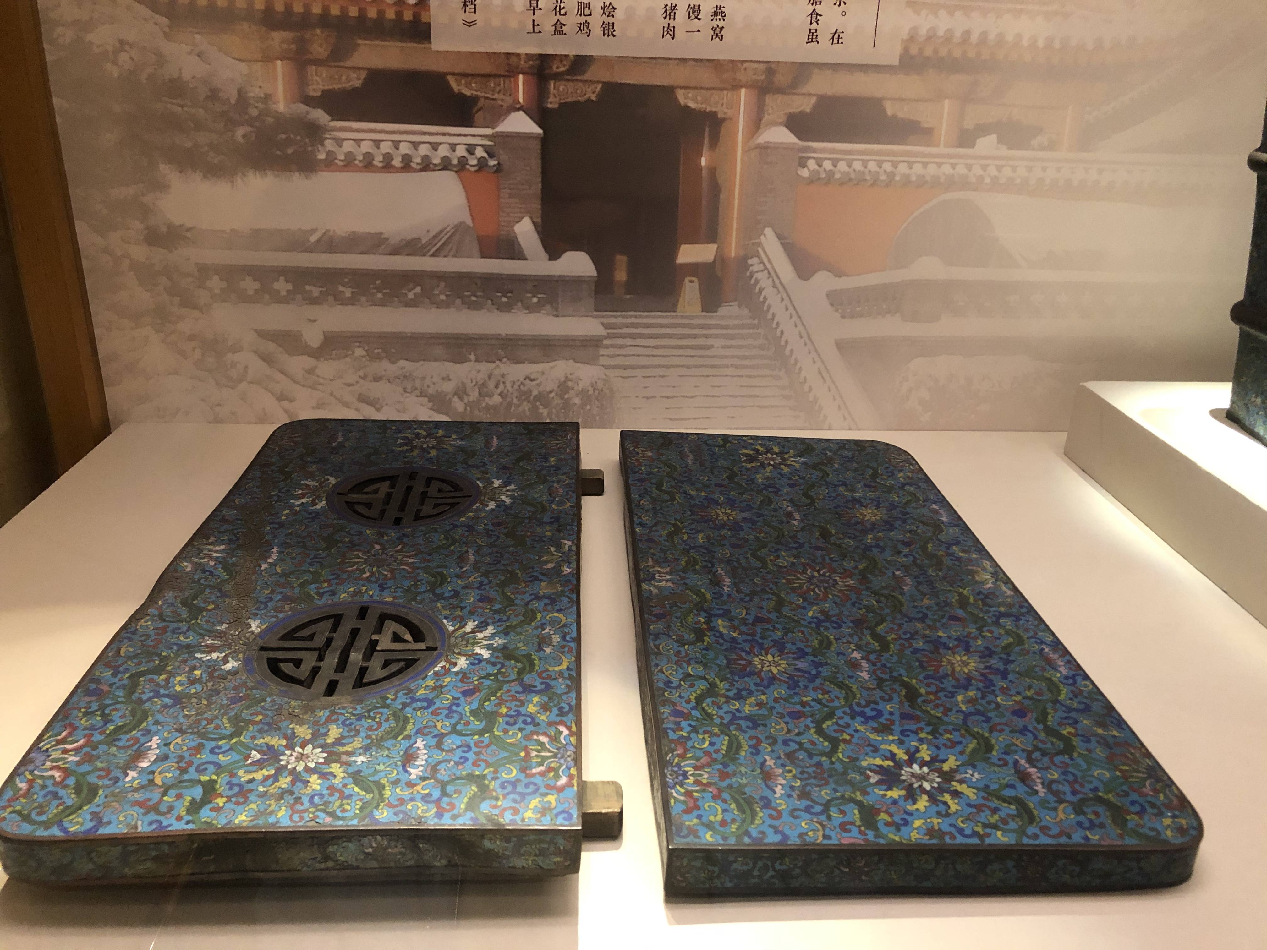 看见文物乾隆皇帝的御用物品掐丝珐琅宝相花大冰箱