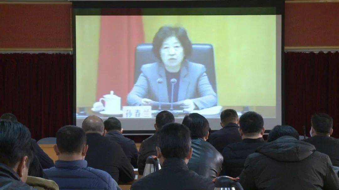 县领导谢桂坤,陈茂辉,岑振智,冼伟东,曾小红在广宁分会场收听收看了