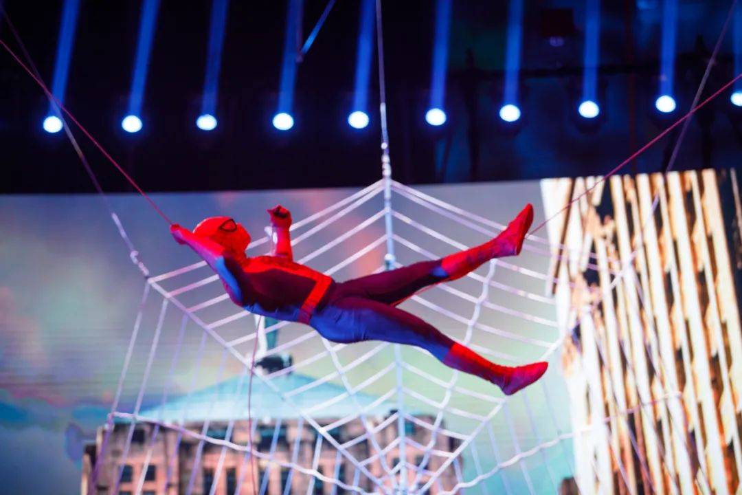 真人版蜘蛛侠高空飞檐走壁皮吊双生子惊艳演绎镜中幻像