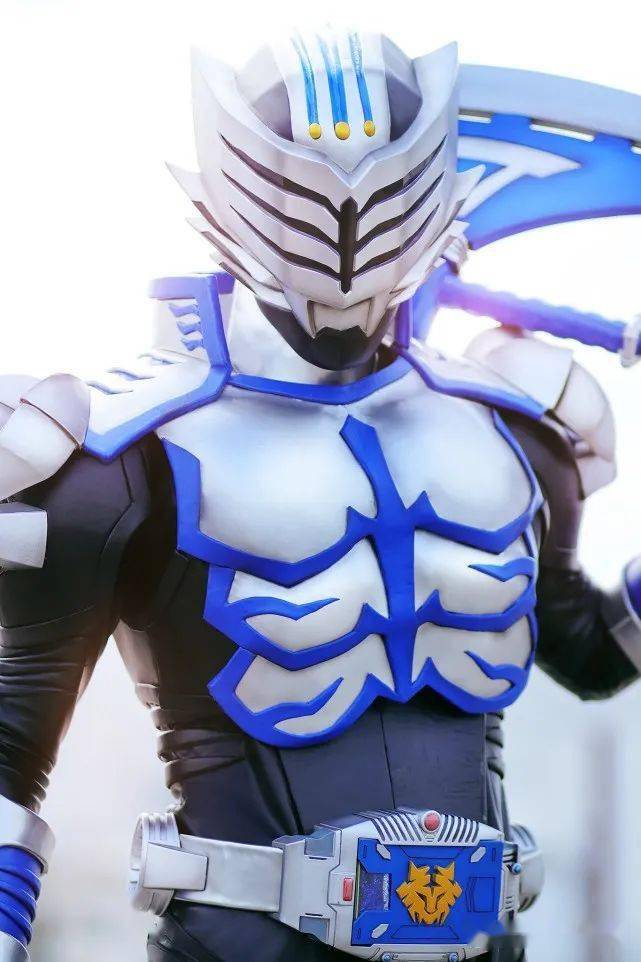 比如前段时间,国外的一位粉丝就穿着自制的皮套cos了假面骑士大牙