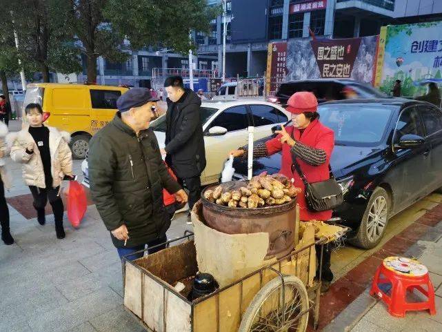 烤红薯摊温暖花垣城市的那丝气息