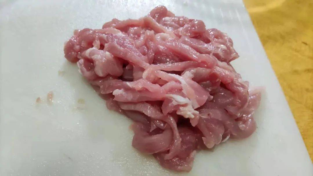 鱼香肉丝家常做法教程简单易学的 2443c23b90264b869d284f50f08975af.jpeg