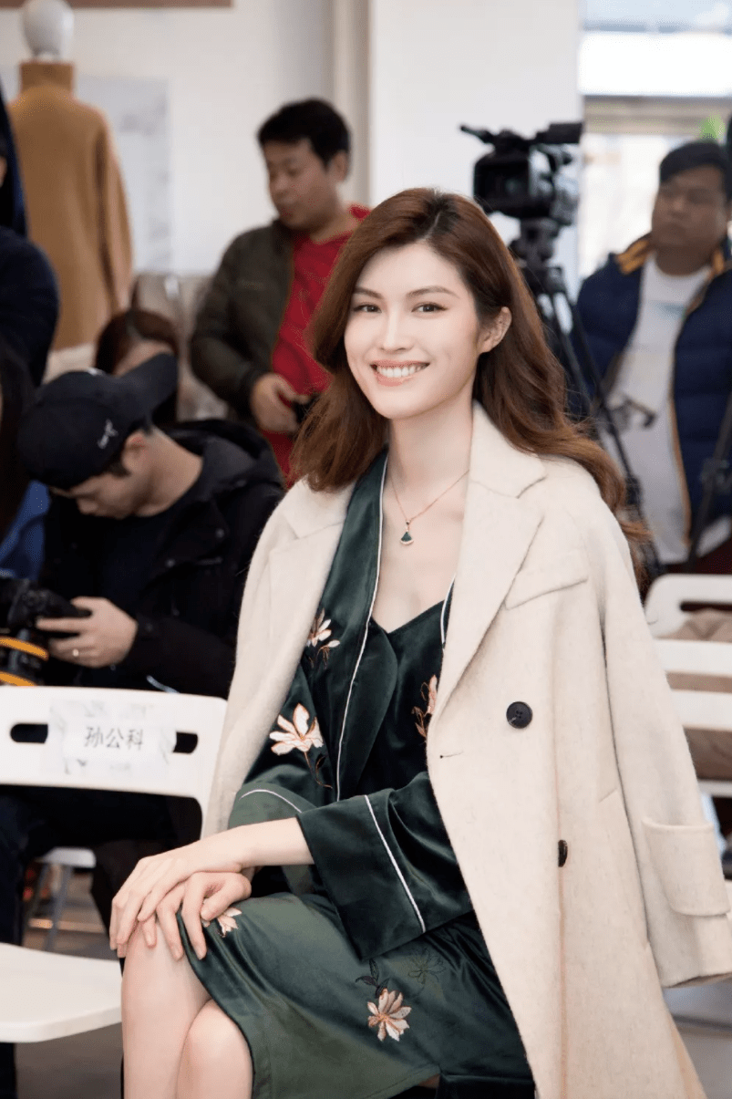 年会穿搭指南打工人高光时刻这些绝美造型请直接照搬