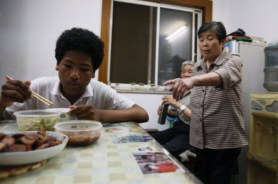 那個被中國奶奶收養的黑人小孩如今已成年稱自己是中國人