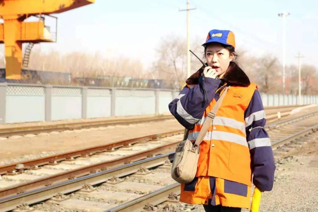 齐齐哈尔工务段现场防护员 韩爽工务小姐姐执行作业标准严格又认真