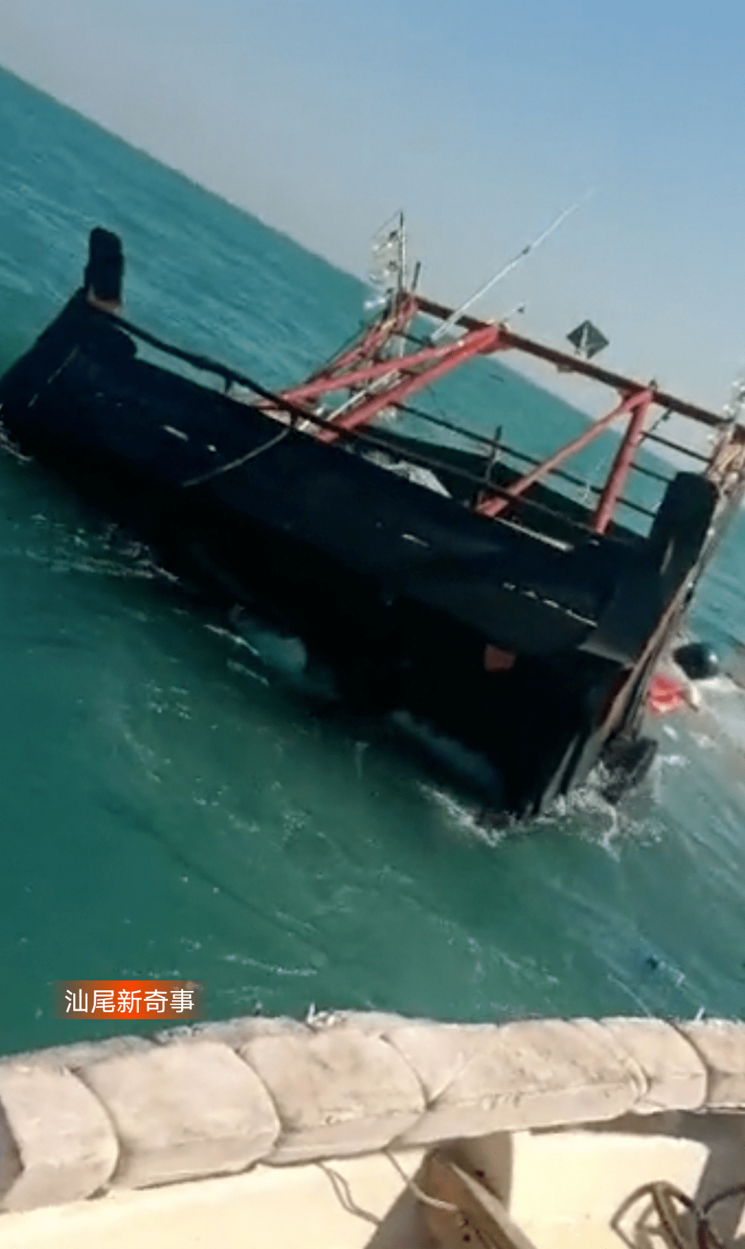 惊心动魄汕尾渔民实拍几分钟的时间一艘渔船完全沉没于大海