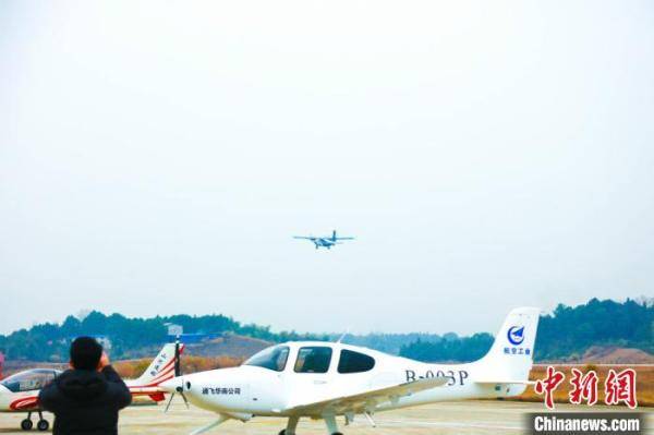 体验低空飞行的乐趣 湖南首条固定低空旅游航线首航