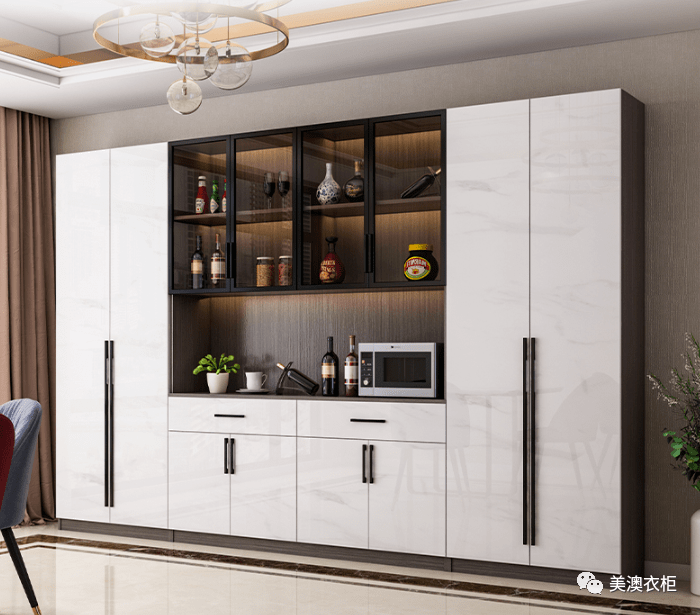 二,玻璃展示区 吊柜部分采用玻璃门的设计,直接可以一目了然看到柜子