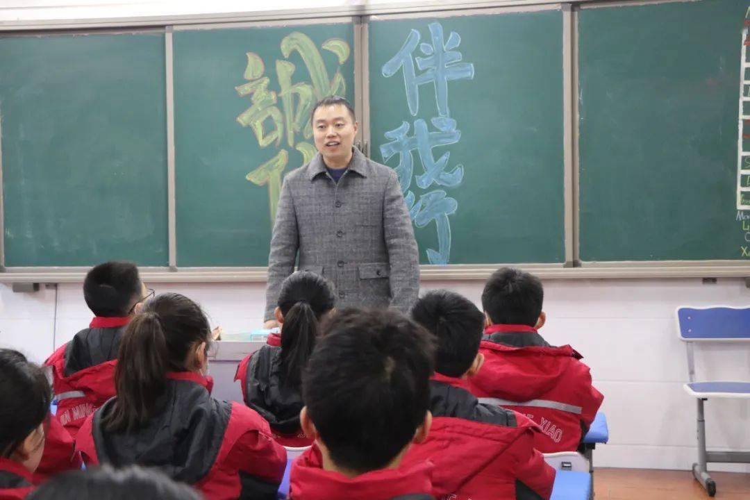 教务处副主任曹鹏龙于周一升旗仪式上发表了以下讲话.