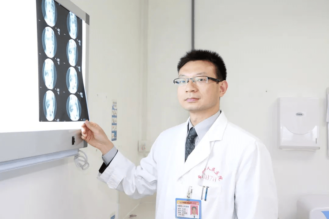 颅脑外科,骨科等多科室医生联合会诊,发现童童伤情严重:王立勇认为,事