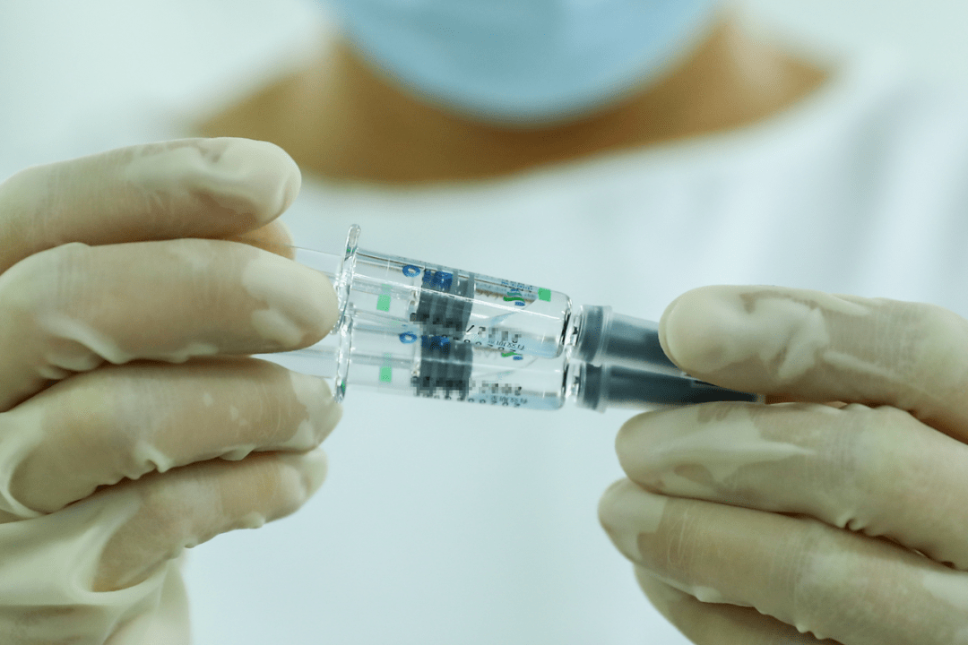 医护人员准备使用中国科兴公司的克尔来福新冠疫苗进行注射