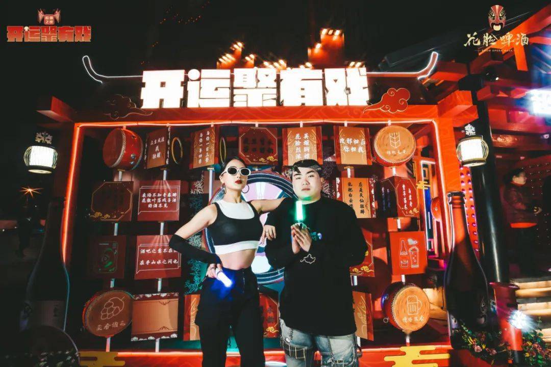 互动项目领取个人专属脸谱面具到达派对现场的顾客最强国潮派对大幕拉