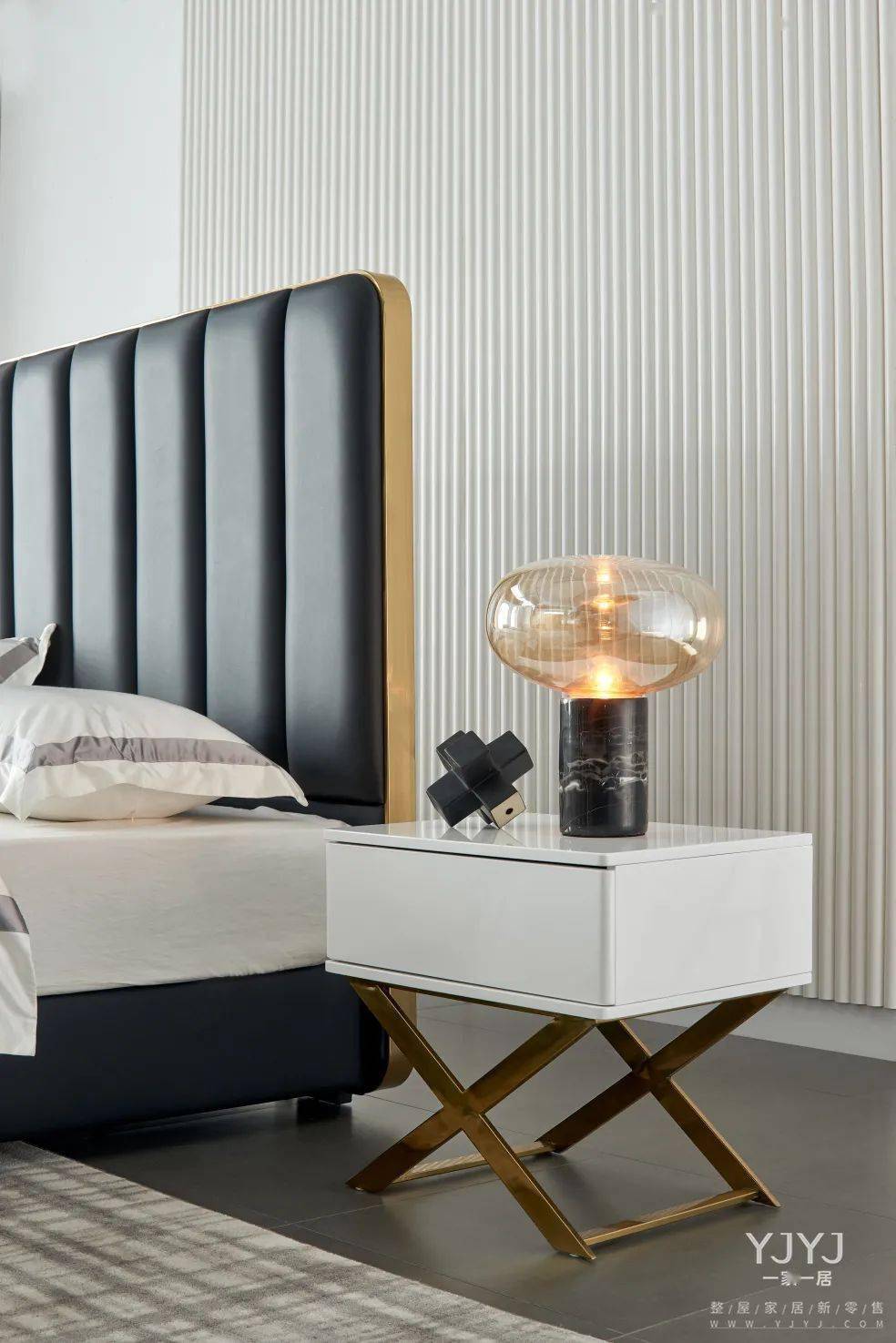 一家一居 丨极致黑金配色,藏不住的轻奢与高级质感
