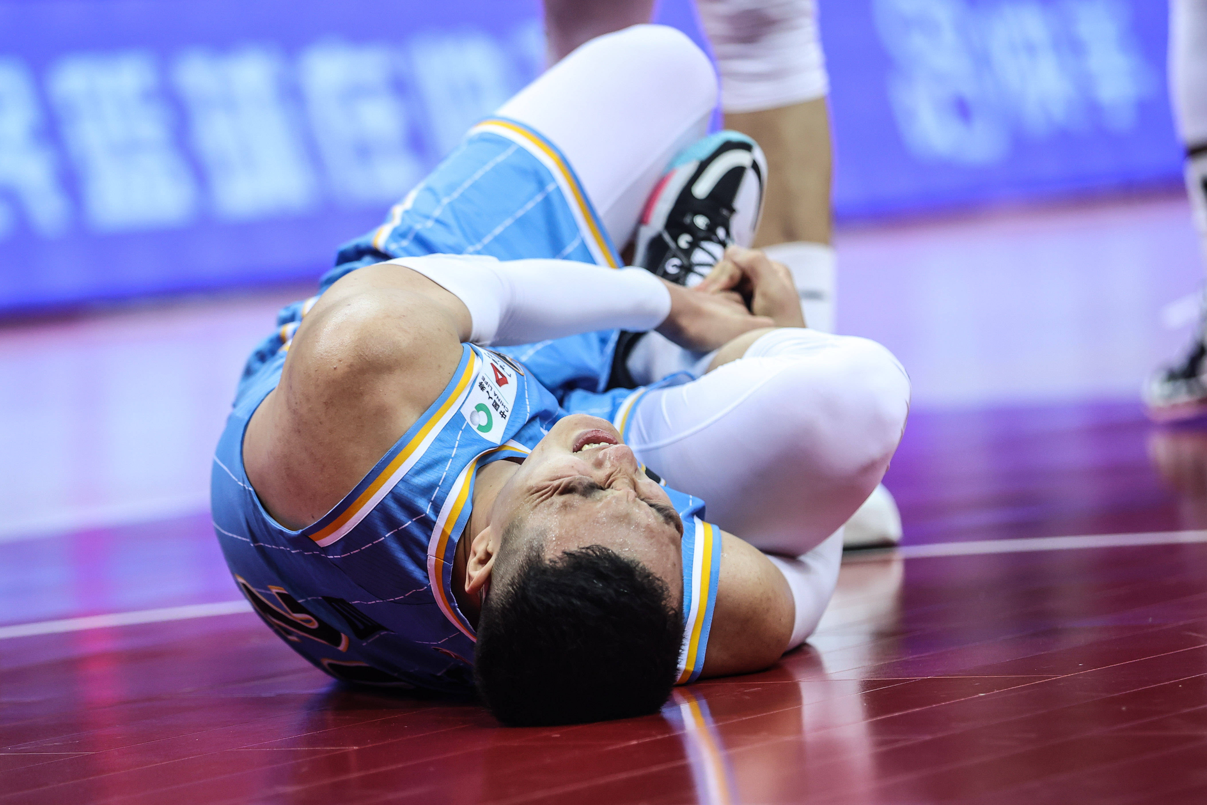 1月18日,北京首钢队球员翟晓川在比赛中受伤
