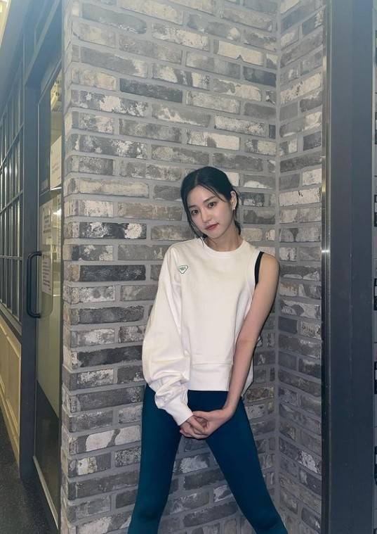 韩国女艺人李侑菲sns发自拍秀出众美貌