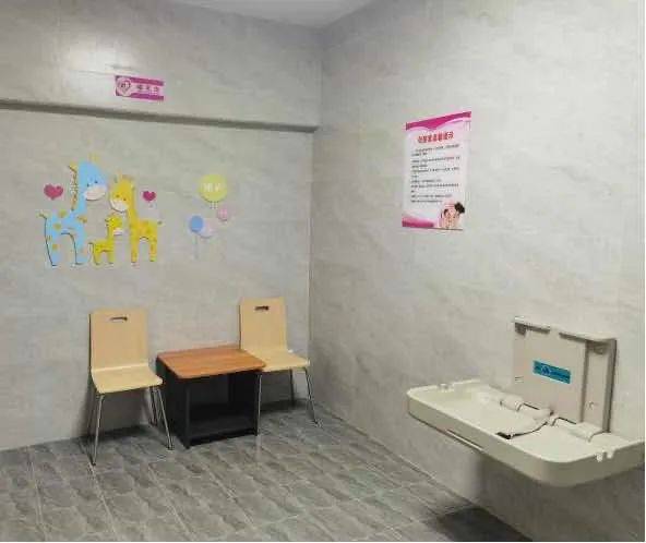 推进厕所革命赞龙湖区13座公厕增设母婴室