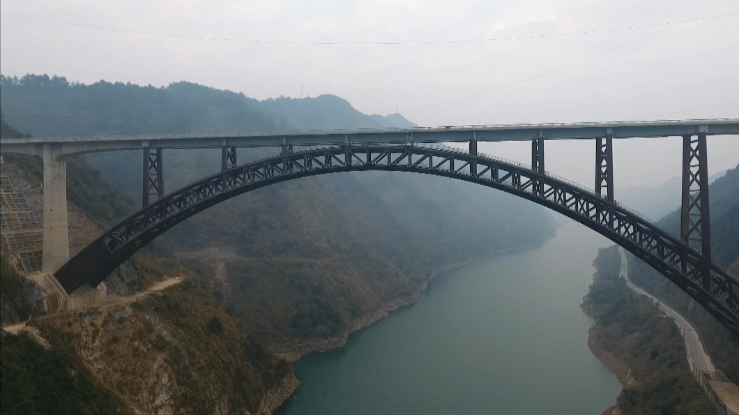 张吉怀高铁酉水河大桥完成无砟轨道施工