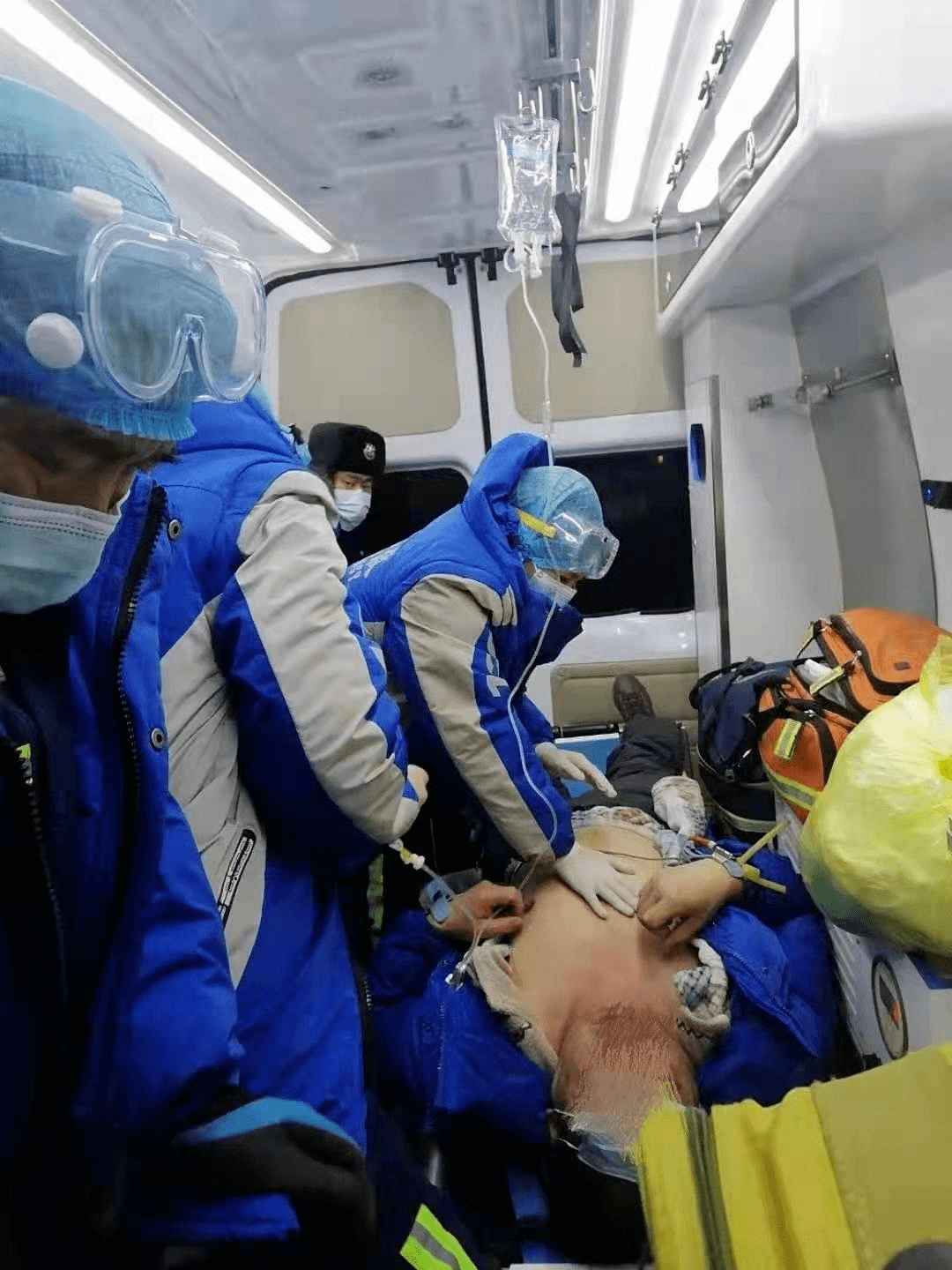 医院动态凌晨120急救争分夺秒让患者沉寂的心脏再次跳动