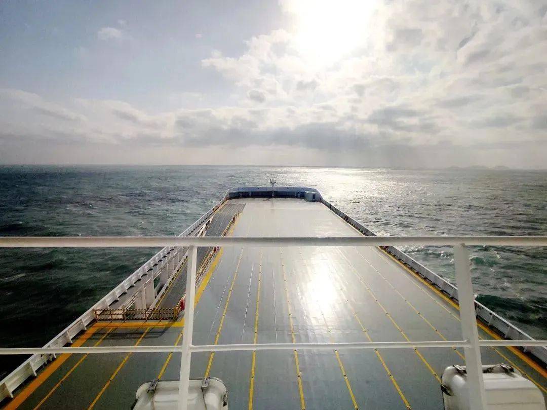 南京金陵高颜值的7800米车道货滚船新年首航凯旋!