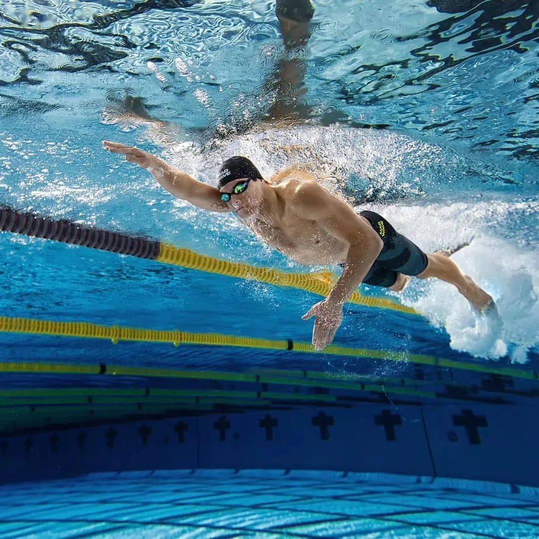  游泳时怎么呼吸才能游不累？  初学蛙泳慢动作视频