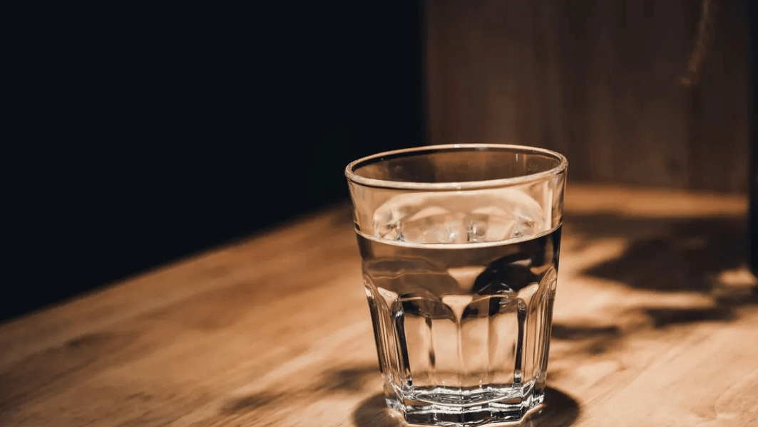 一杯水的故事看完你就放下了建议收藏