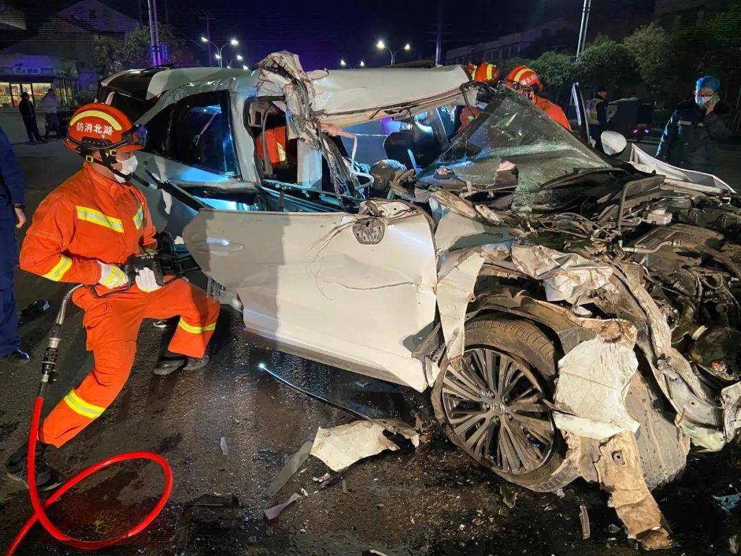 湖北宜昌枝江市七星台镇加油站附近1月18日20时45分,↓↓↓不然车祸