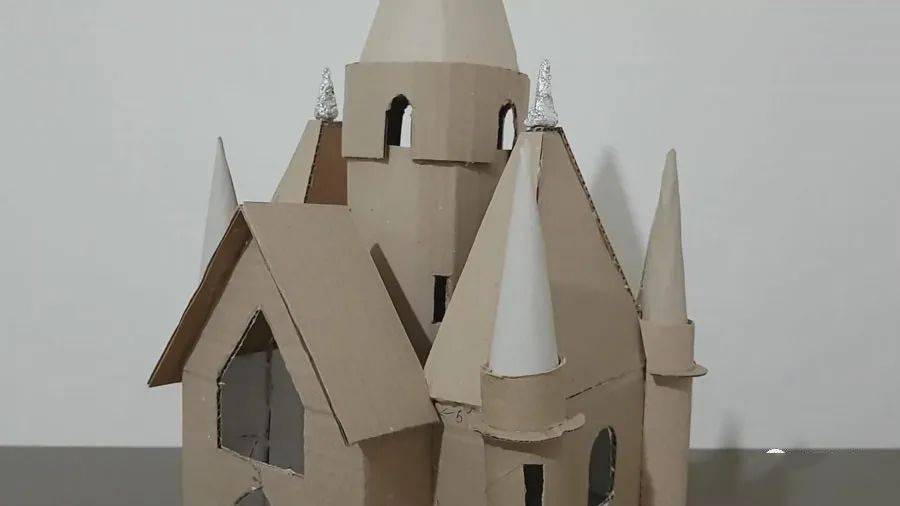 裁切硬纸板分隔内部框架,镂空四角塔楼窗口.将建筑内部涂刷白色.