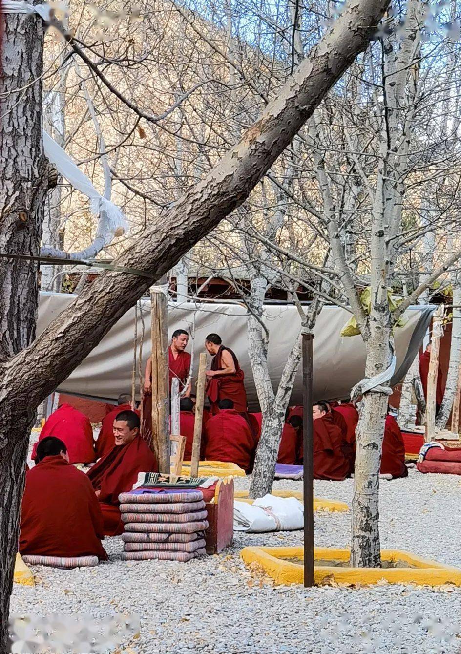 (左贡寺里正在辩经的喇嘛,施怀基摄)