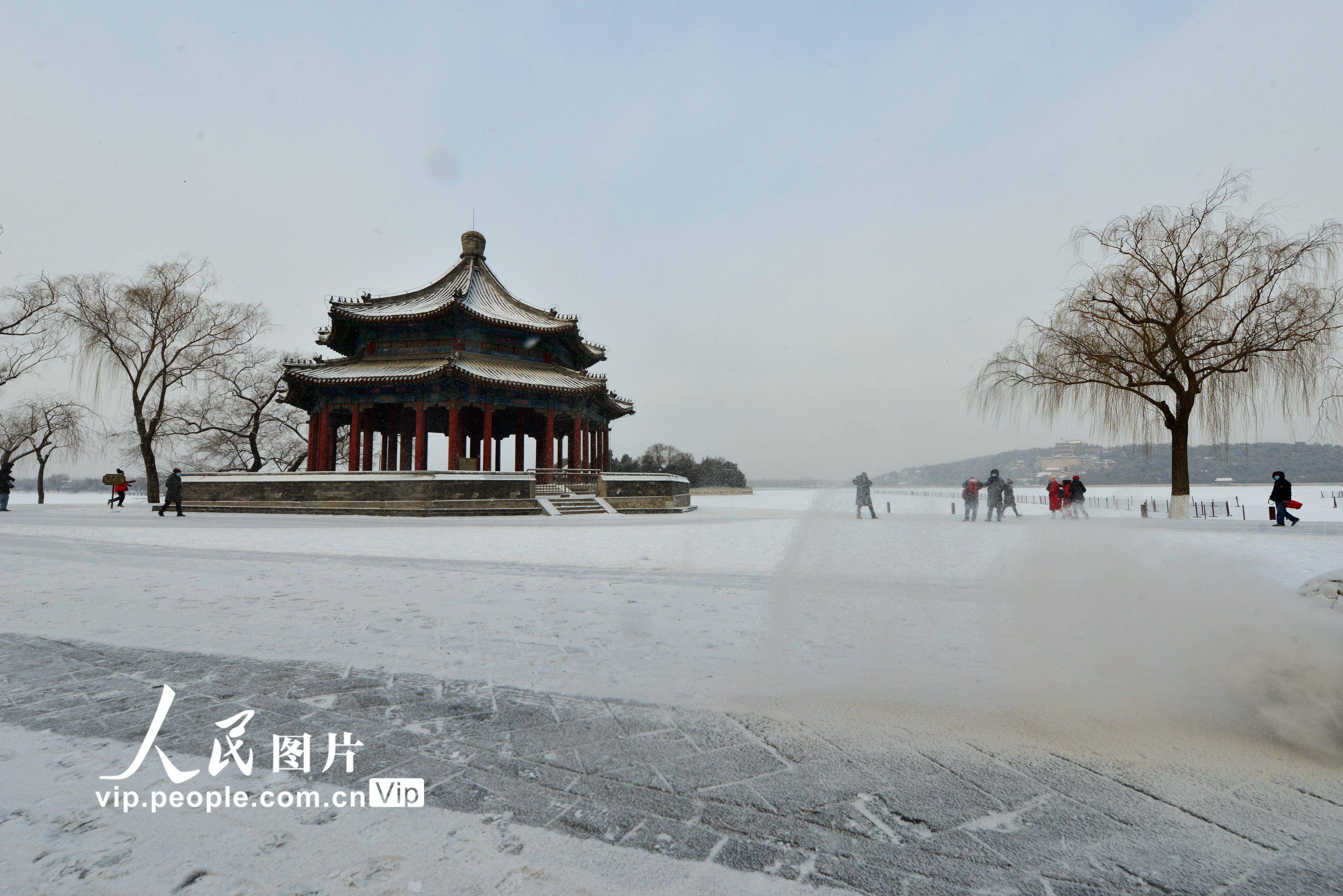 北京迎2021年首场降雪颐和园宛若童话世界