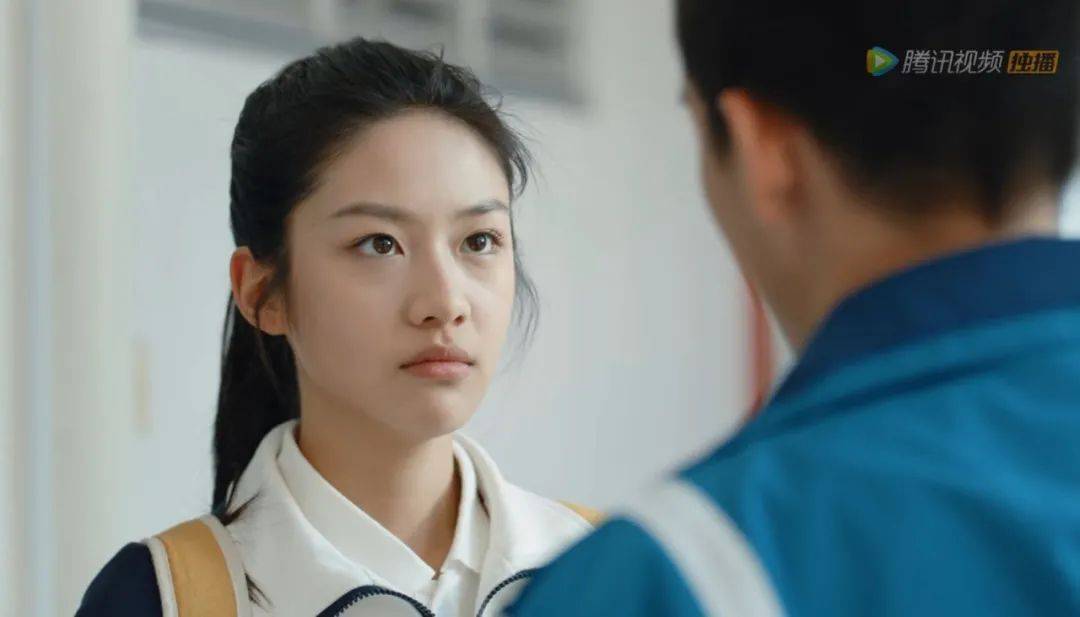 她可以为了两百块的校服费追着蒋正寒好几天不放,又在得知蒋正寒正在