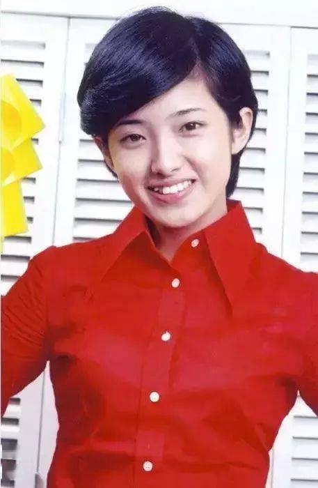另一个中国男性曾很喜欢的小虎牙明星——山口百惠,1980年和三浦友和