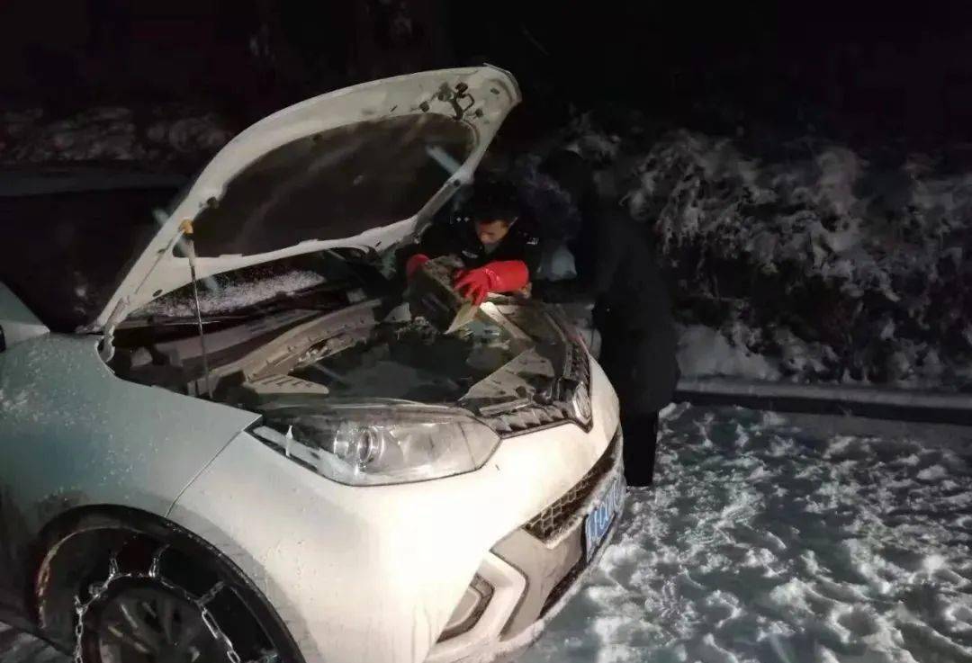镇雄碗厂一家人雪夜车坏困在三道拐有两名婴儿手机没电没信号情况危急