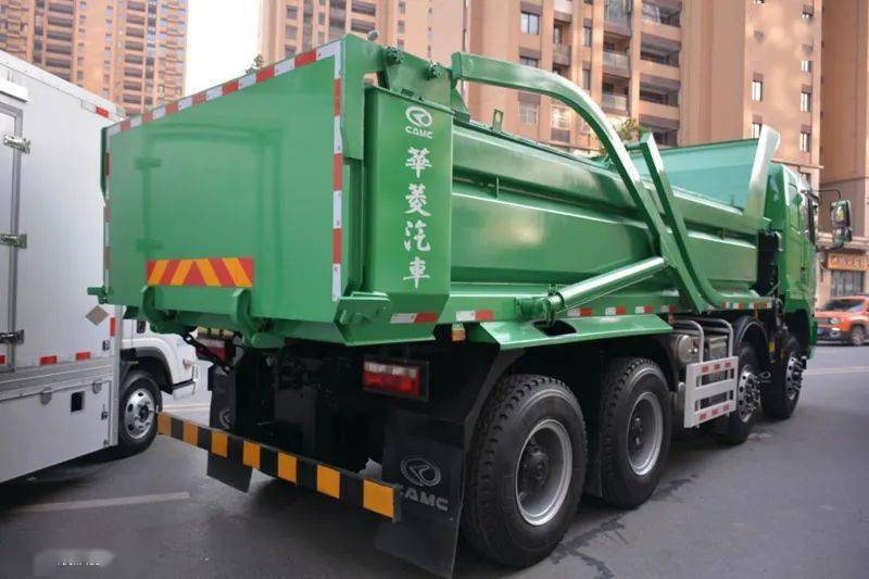 面包楼设计更具性价比自主动力标载货箱华菱8x4渣土车实拍