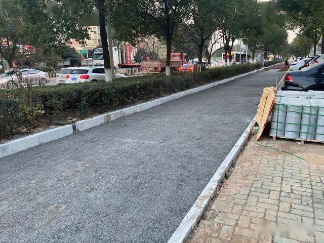 江夏大道旁的人行道升级改造,有的路段还开辟了非机动车道_庙山