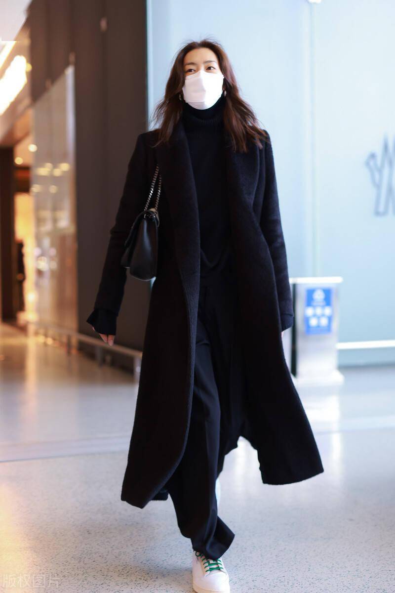 今年流行一身黑大表姐刘雯穿黑大衣飒爽有范干练又霸气
