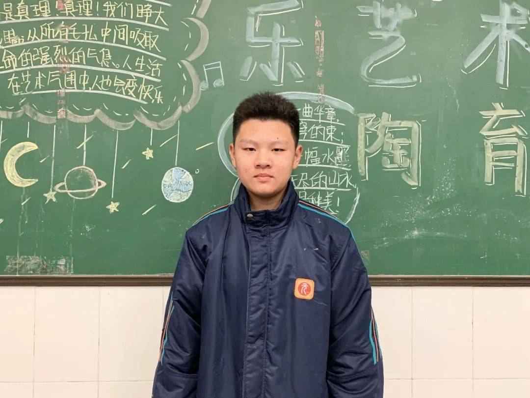 初一5班 姚思宇初一4班 罗希恩初一4班 杨博—初一3班黄钧听音乐对
