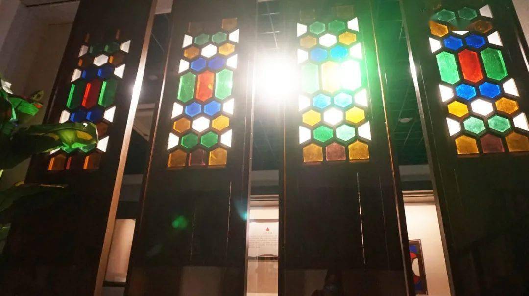 户上千色映羊城广州博物馆藏广式彩色玻璃窗展