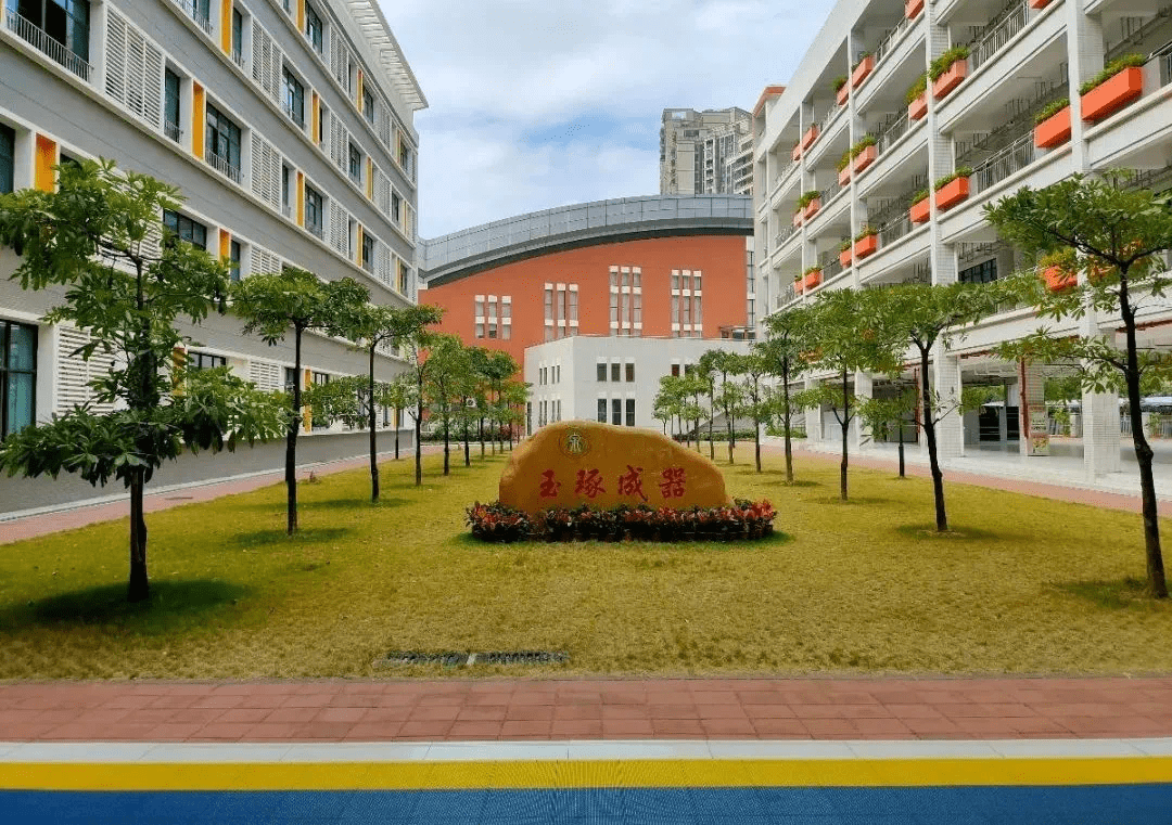 玉泉学校除了高标准的配套,玉泉学校中学部的生源质量也逐年好转.