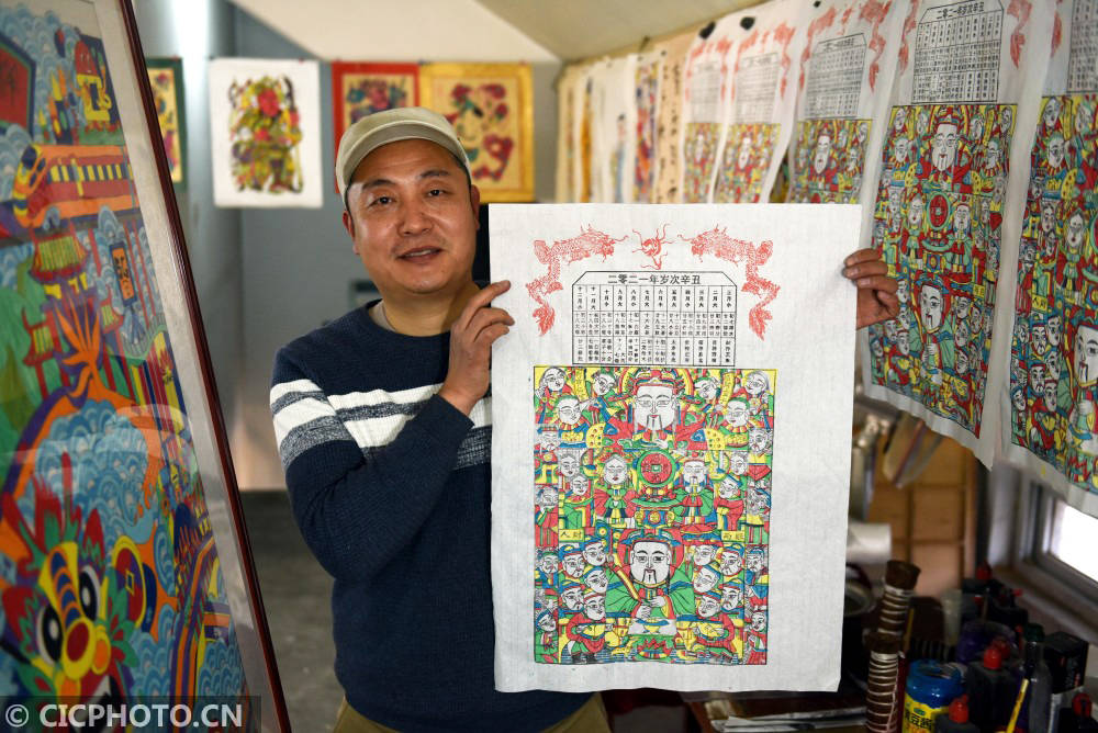 山东省临沂市郯城县郯城街道办事处,民间艺人在拓印木版年画
