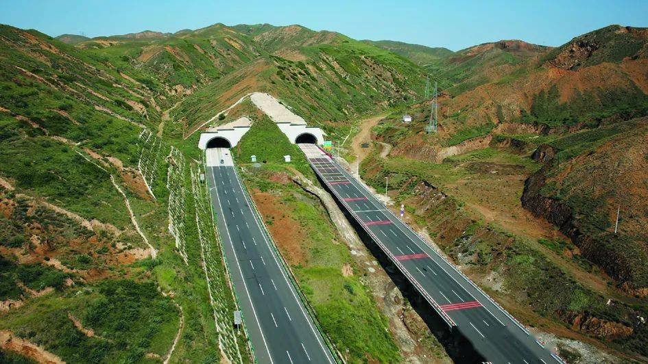 (北)京新(疆)高速公路苏木山隧道鸟瞰