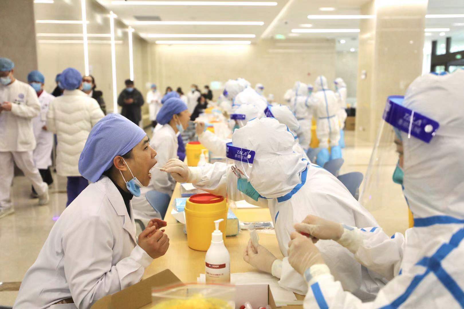 直击上海医院全覆盖核酸检测每个人坚持科学防护就是在贡献战疫力