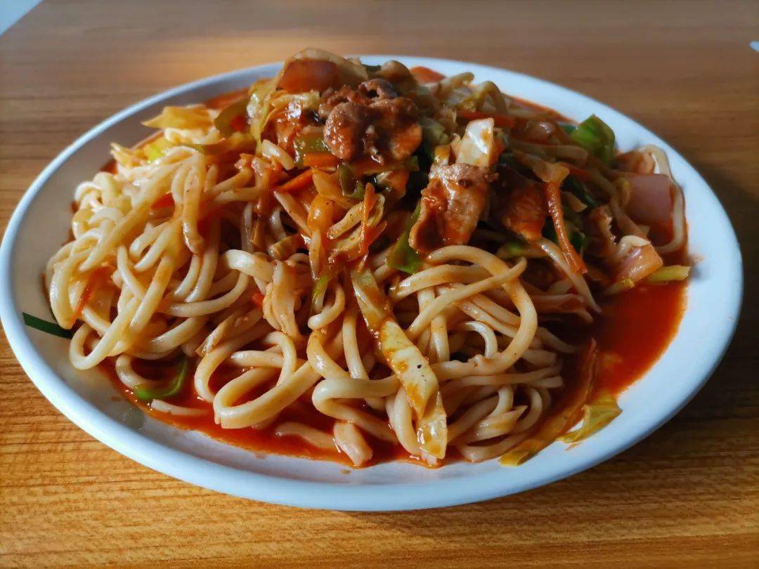 说到中卫的面食,那就绝对不能不提炒拉条了.