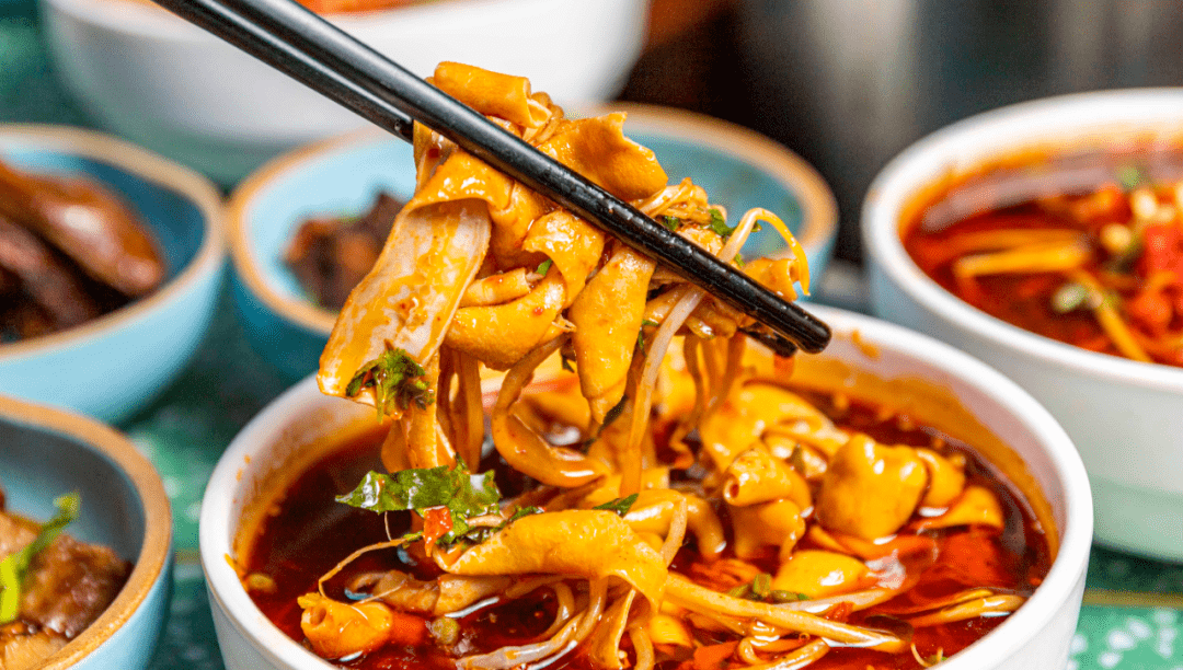 弹嫩脆爽的鸭肠,也是冒菜中的点单王,十桌有九桌都要盘它.